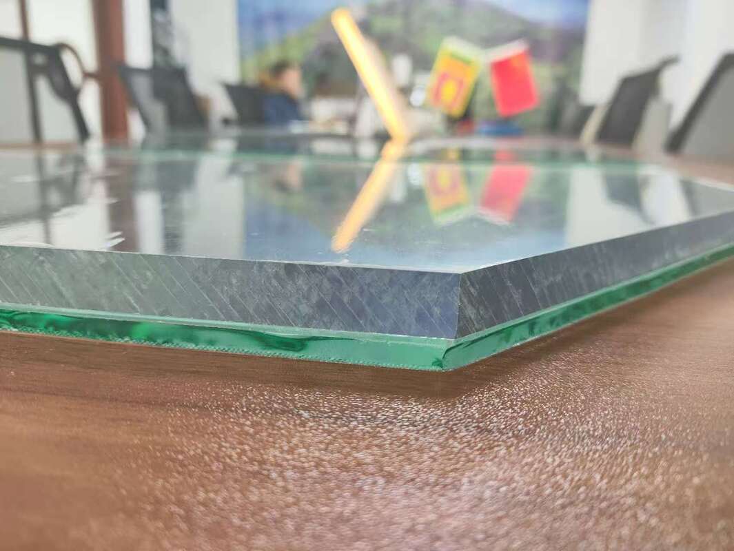 Non-warping composite glass made with PC sheets and laminated glass, available for customization.